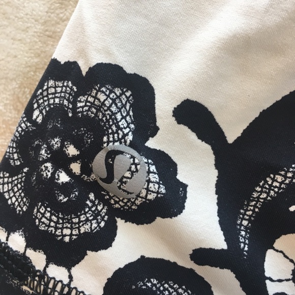 Lululemon Free-2-Be White And Black Lace Print sz4 - Picture 3 of 3